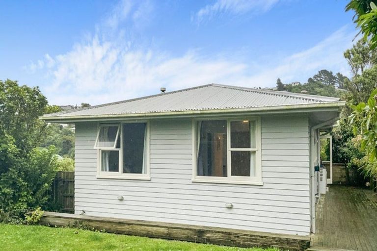 Photo of property in 6 Westleigh Way, Newlands, Wellington, 6037