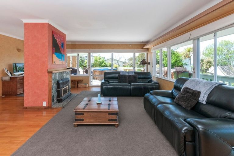 Photo of property in 80 Marine Parade, Mellons Bay, Auckland, 2014