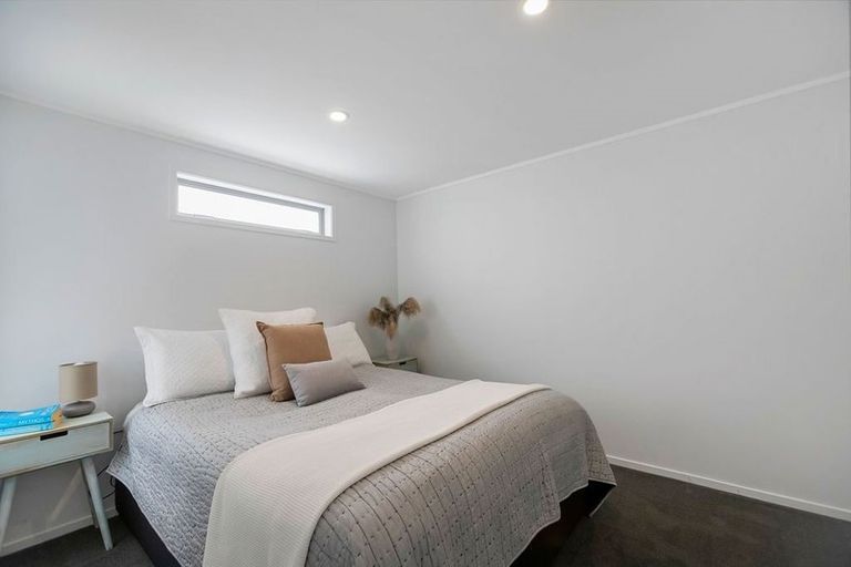 Photo of property in 2/61a Target Road, Totara Vale, Auckland, 0629