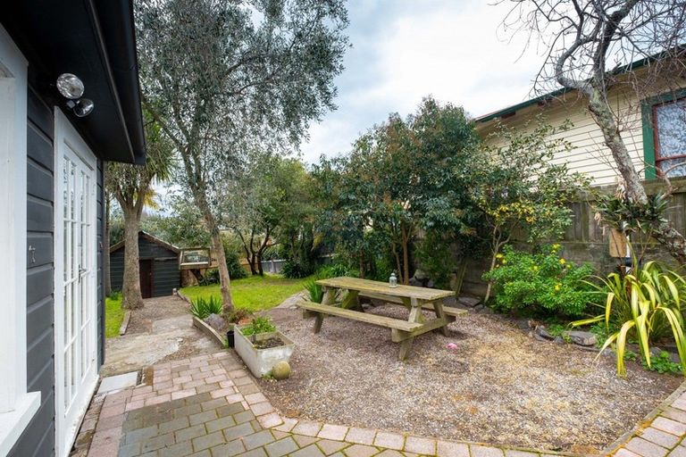 Photo of property in 35 Napier Terrace, Hospital Hill, Napier, 4110