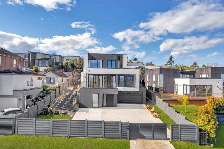 Photo of property in 28 Roxborough Place, East Tamaki Heights, Auckland, 2016