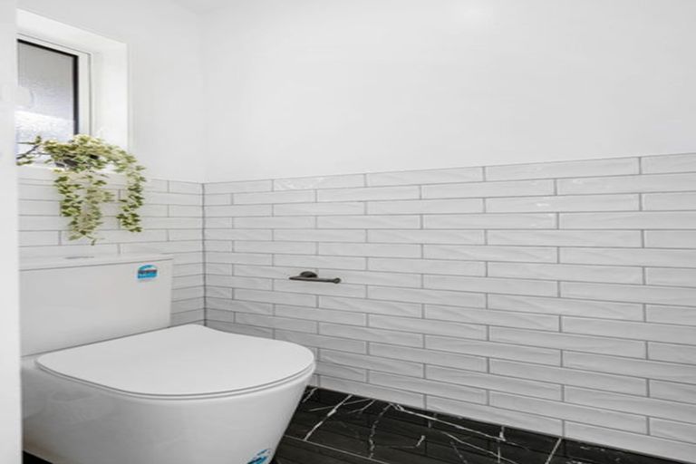 Photo of property in 2/320 Memorial Avenue, Burnside, Christchurch, 8053