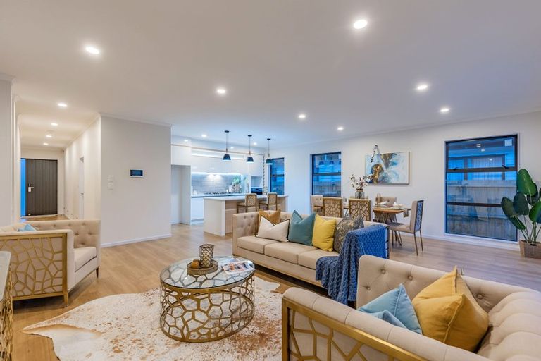 Photo of property in 43 Vinistra Road, Kumeu, 0810