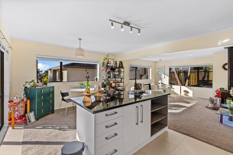 Photo of property in 2/16 Matisse Drive, West Harbour, Auckland, 0618