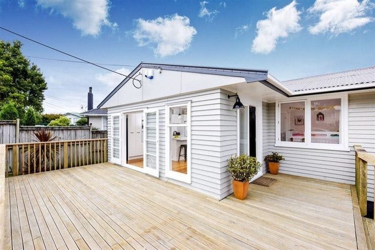 Photo of property in 43 Coniston Avenue, Te Atatu South, Auckland, 0610