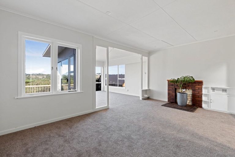 Photo of property in 109-111 Whangaparaoa Road, Red Beach, 0932