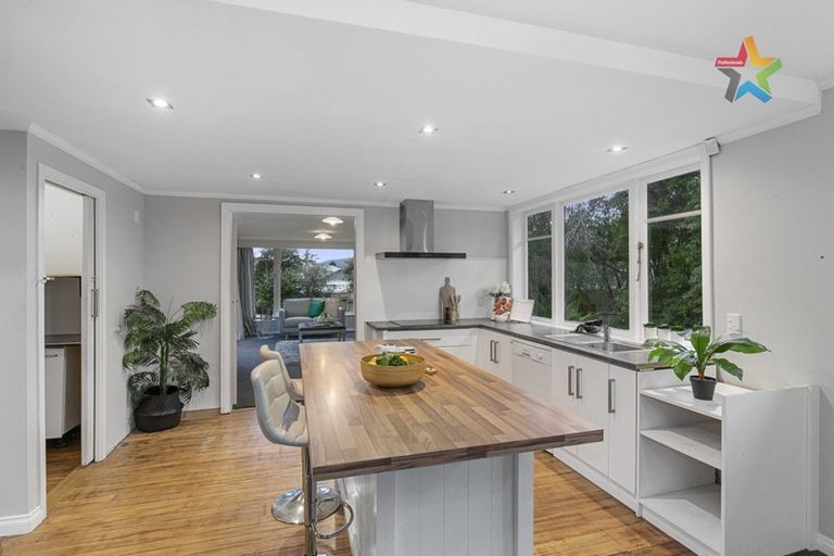 Photo of property in 404 Stokes Valley Road, Stokes Valley, Lower Hutt, 5019