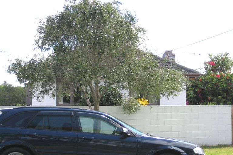 Photo of property in 2/38 Aberdeen Road, Campbells Bay, Auckland, 0620