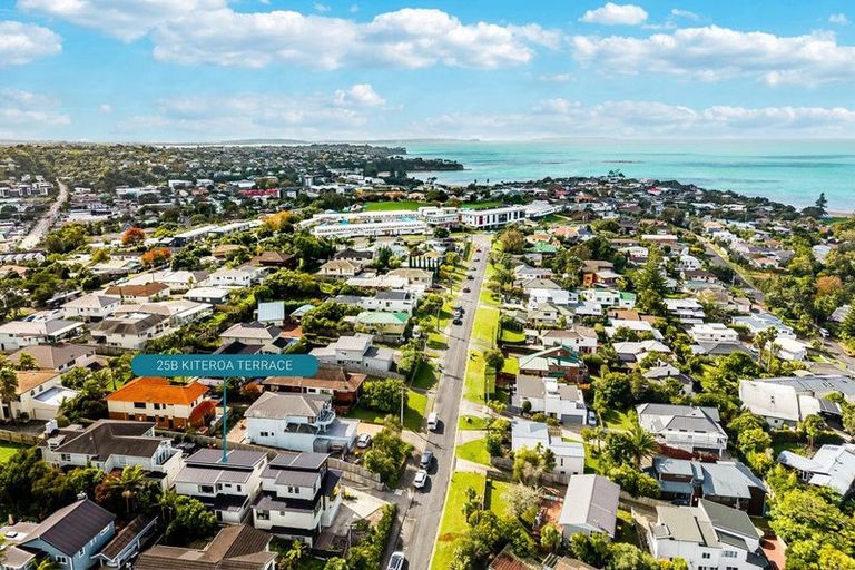 Photo of property in 25b Kiteroa Terrace, Rothesay Bay, Auckland, 0630