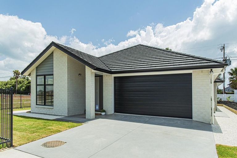 Photo of property in 11 Puroto Place, One Tree Point, 0118