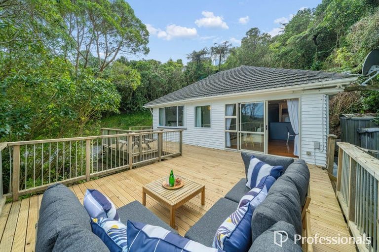 Photo of property in 77 Maungaraki Road, Korokoro, Lower Hutt, 5012