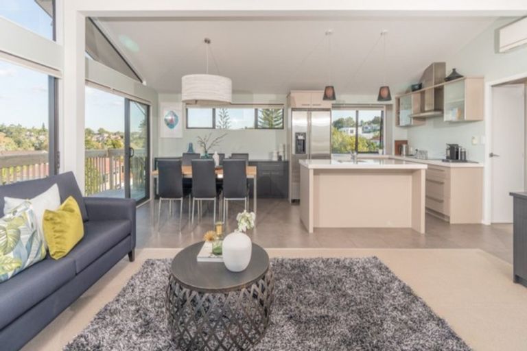 Photo of property in 4 Advene Road, Cockle Bay, Auckland, 2014