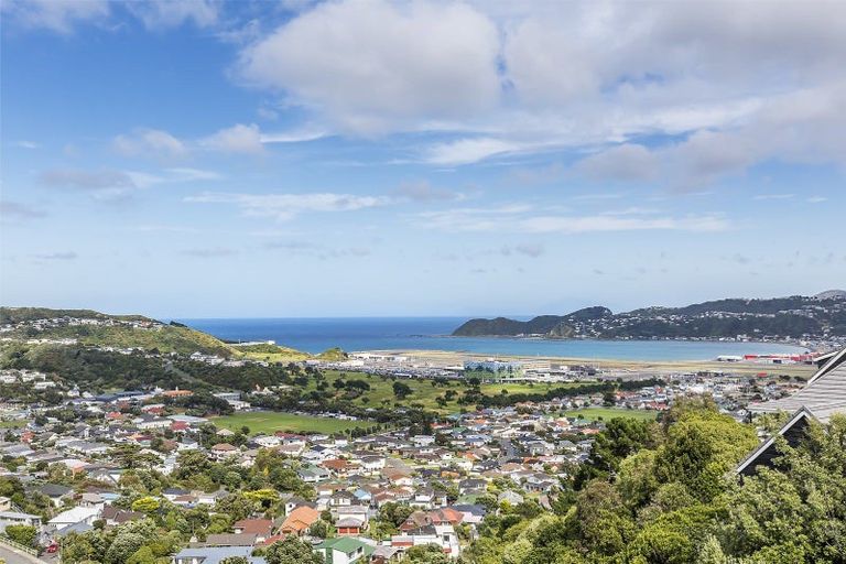 Photo of property in 10 Inverell Way, Seatoun, Wellington, 6022