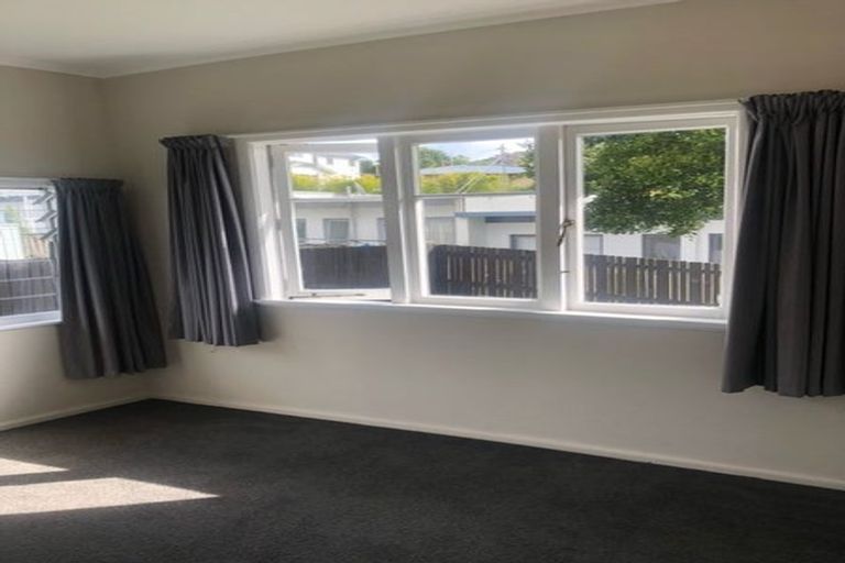 Photo of property in 112 Tirimoana Road, Te Atatu South, Auckland, 0602