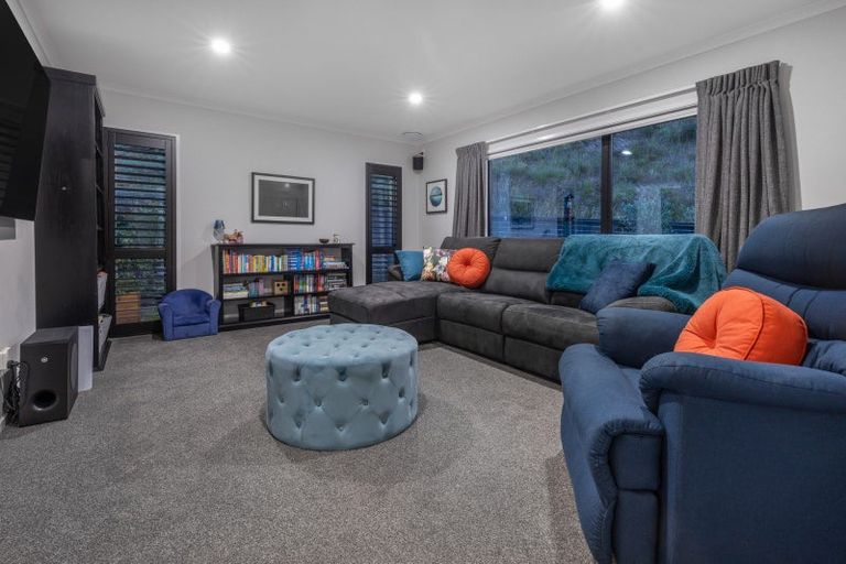 Photo of property in 2 Roundhouse Close, Whitby, Porirua, 5024