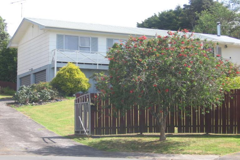 Photo of property in 13 Glenvale Place, Totara Vale, Auckland, 0629