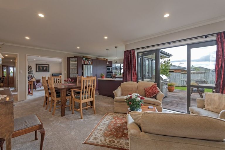 Photo of property in 40 Johnstone Drive, Fitzherbert, Palmerston North, 4410