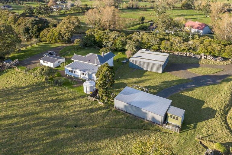 Photo of property in 290 Waitakere Road, Taupaki, 0782
