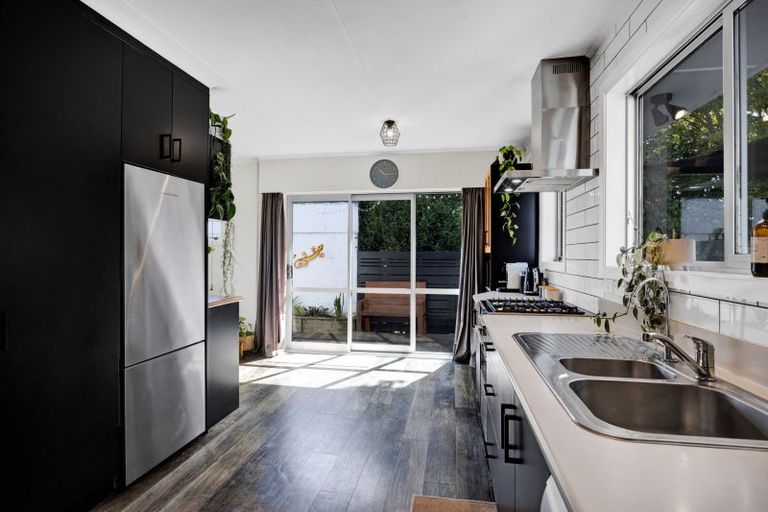 Photo of property in 1 Nikau Street, Inglewood, 4330