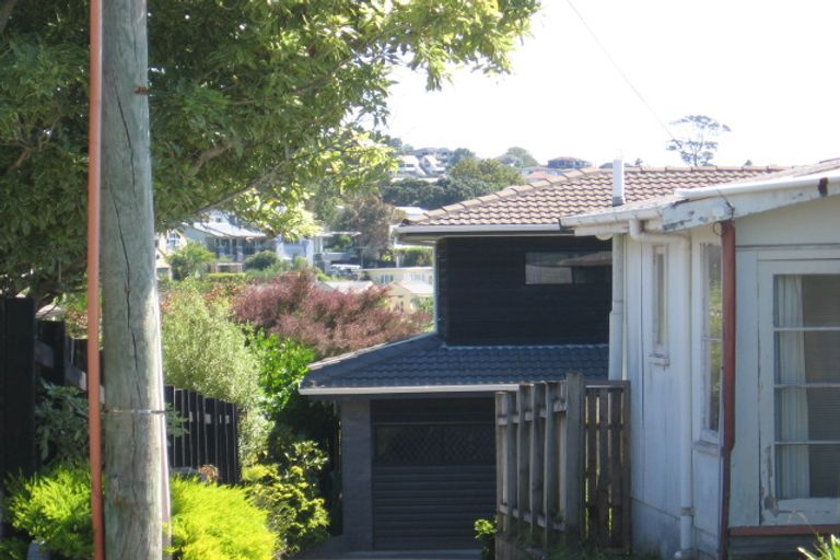 Photo of property in 16 Folkestone Street, Murrays Bay, Auckland, 0630