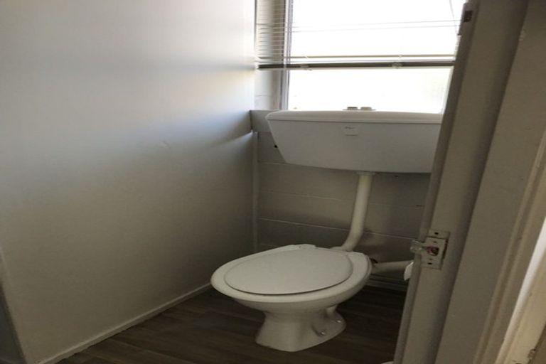 Photo of property in 2/60 Clayburn Road, Glen Eden, Auckland, 0602