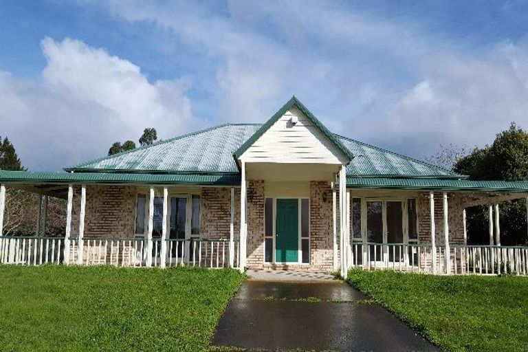 Photo of property in 400 Waitakere Road, Taupaki, Henderson, 0782
