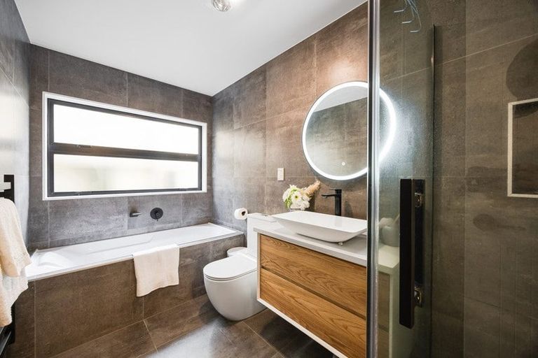 Photo of property in 25b Kiteroa Terrace, Rothesay Bay, Auckland, 0630