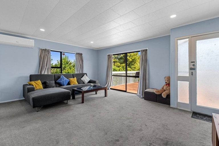 Photo of property in 1/16 Cabello Place, Unsworth Heights, Auckland, 0632