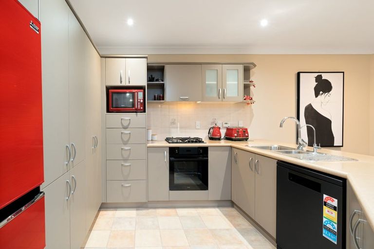 Photo of property in 30 South Kensington Way, Henderson, Auckland, 0612