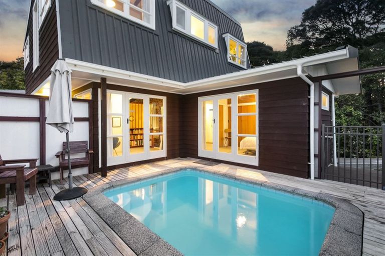 Photo of property in 21 Wernham Place, Northcote, Auckland, 0626