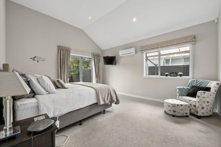 Photo of property in 42 Heretaunga Square, Silverstream, Upper Hutt, 5019