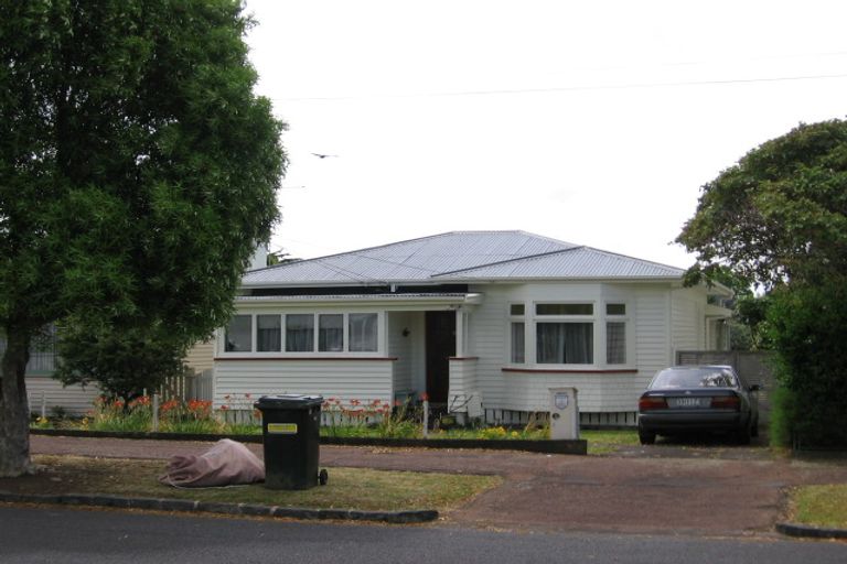 Photo of property in 6 Seacombe Road, Point Chevalier, Auckland, 1022