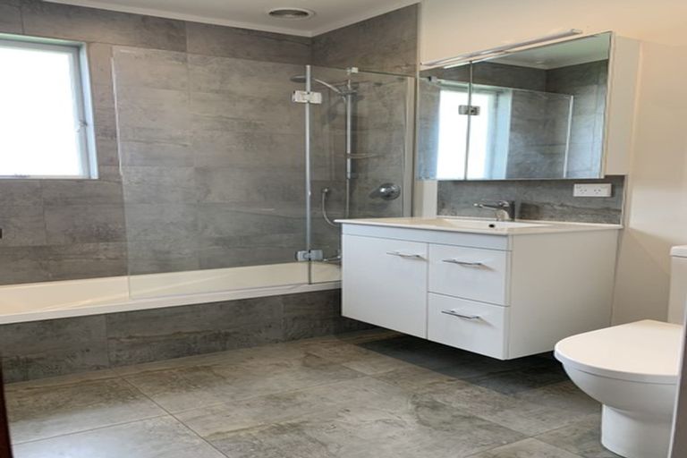 Photo of property in 18 Sabulite Road, Kelston, Auckland, 0602