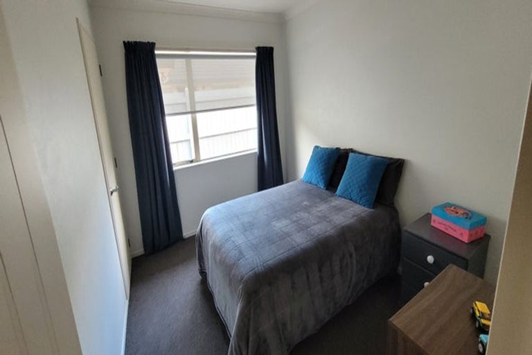 Photo of property in 15 Balmerino Grove, Waikanae, 5036