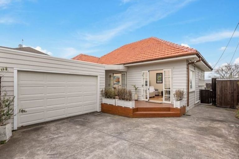 Photo of property in 2/118 East Coast Road, Forrest Hill, Auckland, 0620