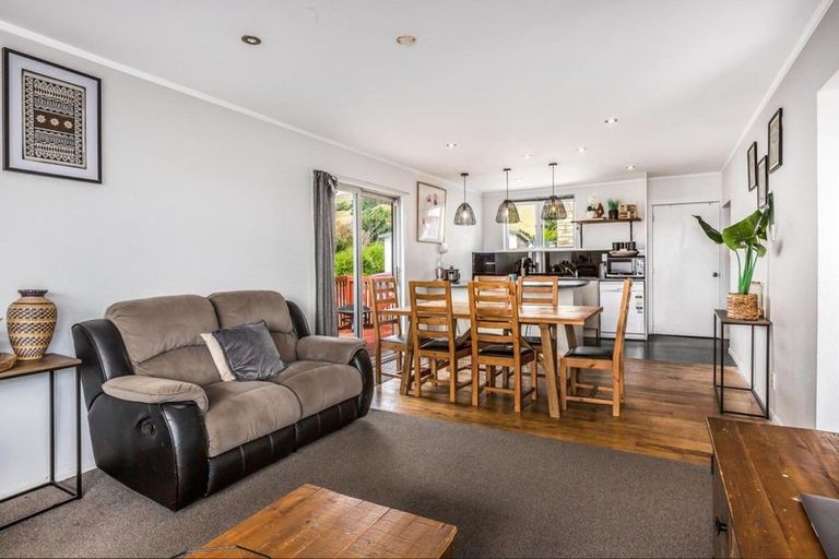 Photo of property in 136 Driver Crescent, Cannons Creek, Porirua, 5024