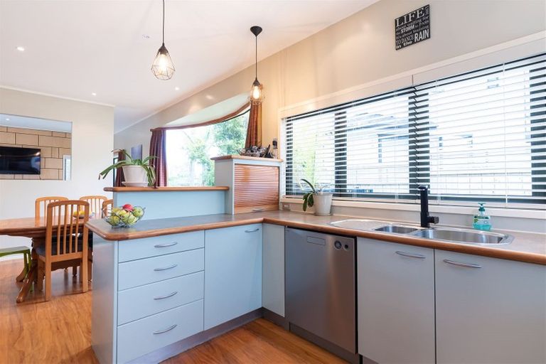 Photo of property in 2/13 Quebec Road, Milford, Auckland, 0620