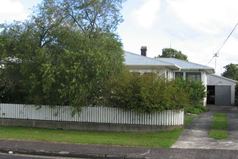 Photo of property in 6 Renata Crescent, Te Atatu Peninsula, Auckland, 0610