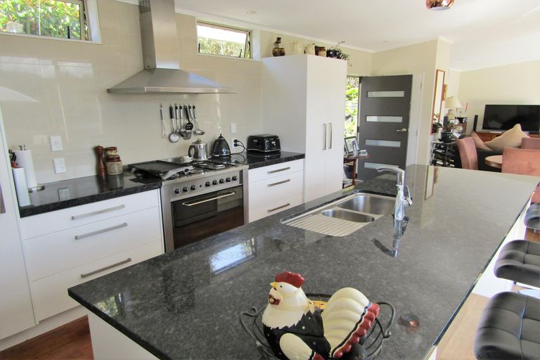 Photo of property in Apple Bnb, 3 Kaipatiki Rise, Haruru, 0204