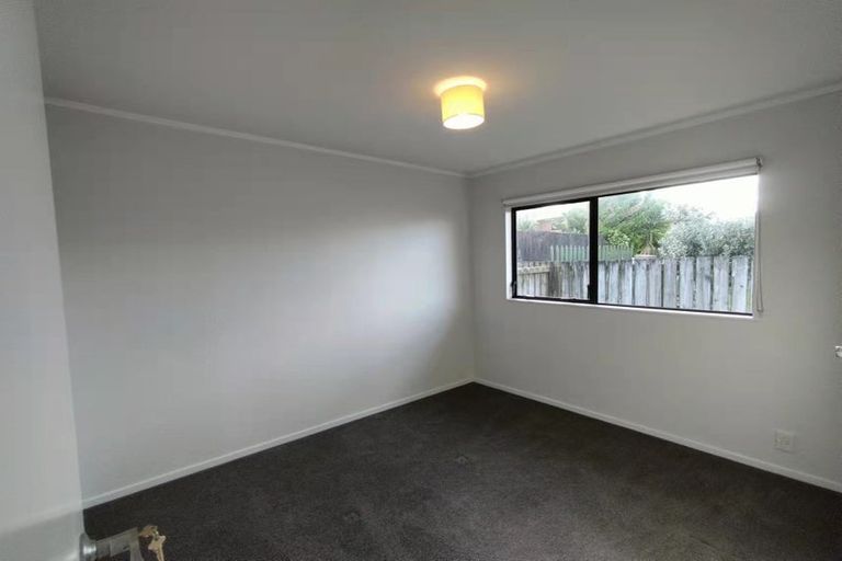 Photo of property in 1/84 Totaravale Drive, Totara Vale, Auckland, 0629