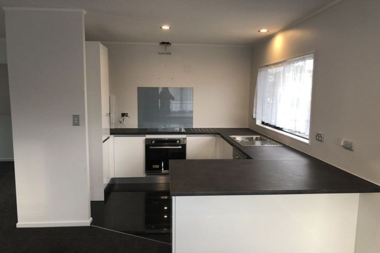 Photo of property in 1 Ryden Place, Glen Eden, Auckland, 0602