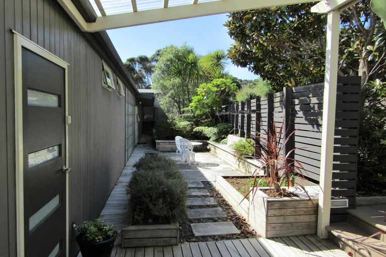 Photo of property in Apple Bnb, 3 Kaipatiki Rise, Haruru, 0204