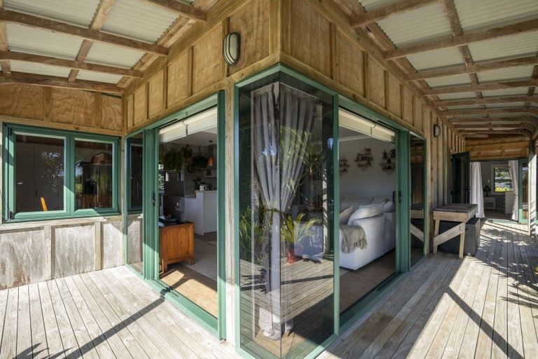 Photo of property in 128 Wairau Road, Oakura, 4314