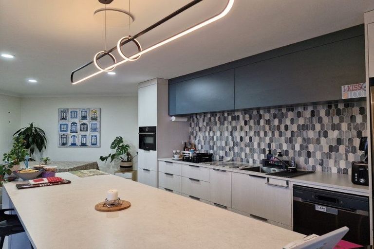 Photo of property in 11 Royal Heights, Glen Avon, New Plymouth, 4312