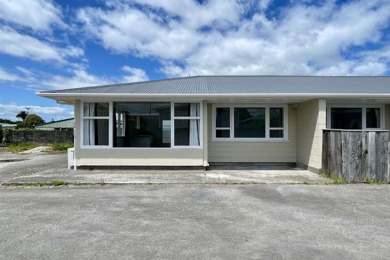 Photo of property in 4 Simons Street, Moturoa, New Plymouth, 4310