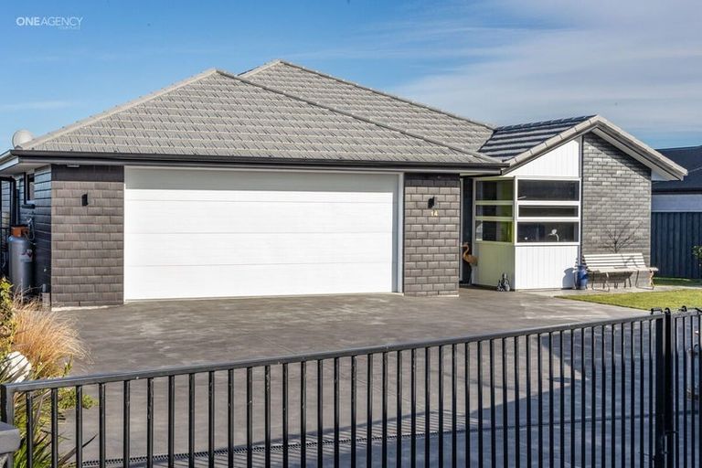 Photo of property in 14 Deans Place, Amberley, 7410