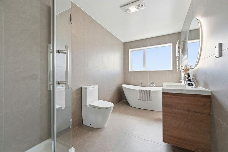 Photo of property in 17a Lake Pupuke Drive, Takapuna, Auckland, 0622