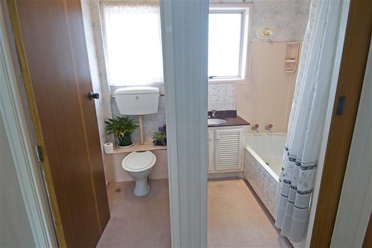 Photo of property in 2/1 Ribblesdale Road, Henderson, Auckland, 0612