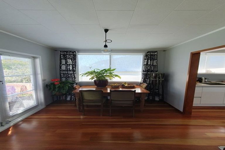 Photo of property in 4 Dunstall Place, Mangere Bridge, Auckland, 2022
