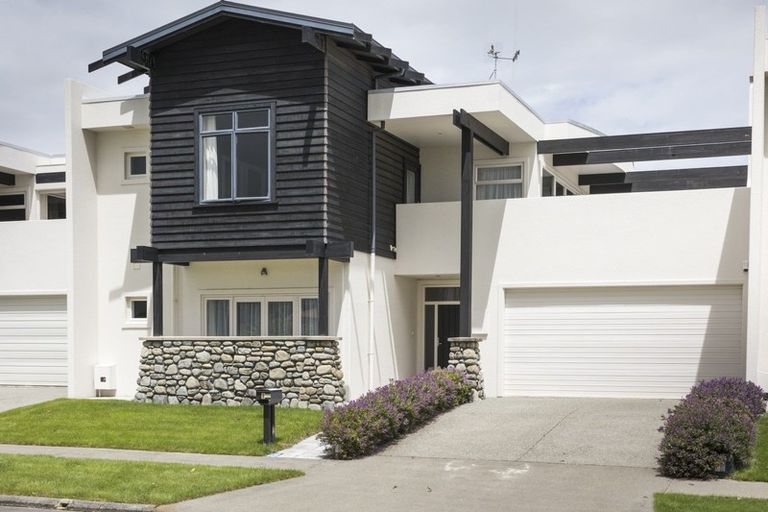 Photo of property in 8 Fairway Grove, Hokowhitu, Palmerston North, 4410